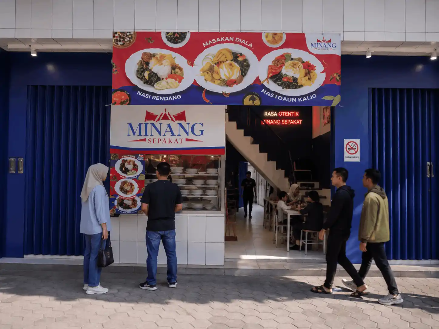 Gulai ayam dan sambal lado khas masakan Minangkabau