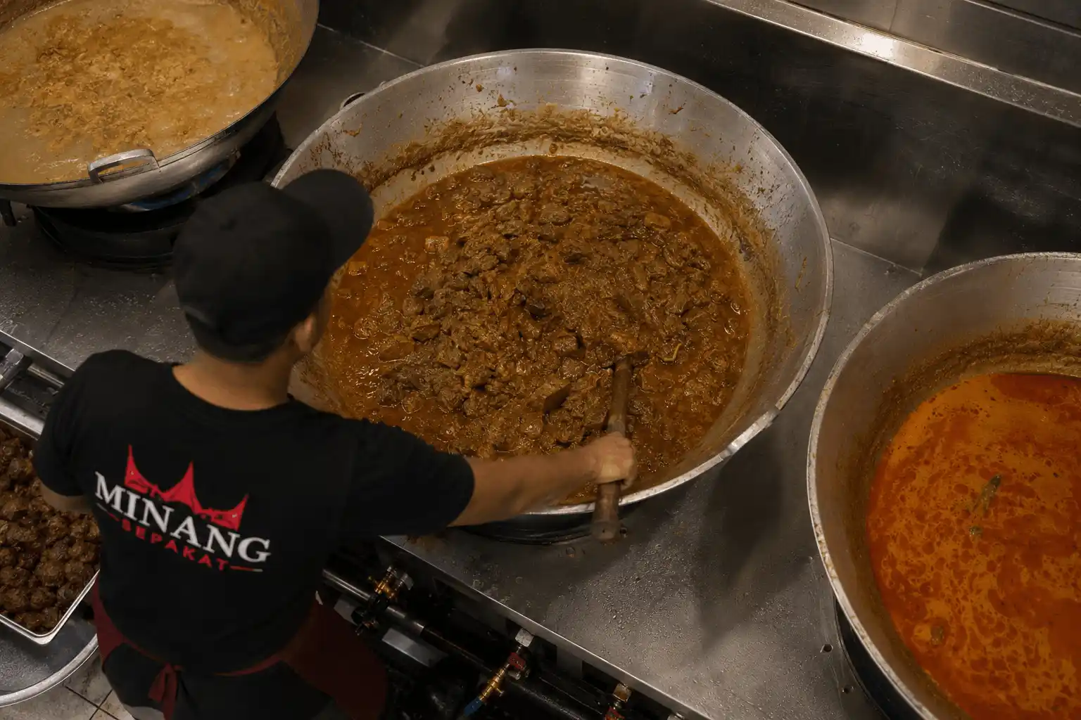 Proses memasak rendang khas Minang Sepakat